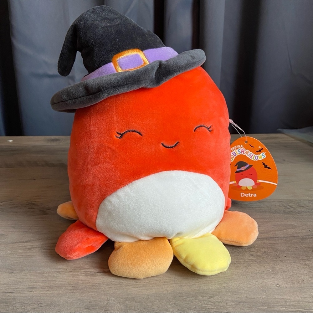 Detra the Octopus, 8”,‎ a Halloween-Squishmallow wearing a witch's hat